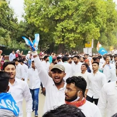 पूर्व अध्यक्ष(एन एस यू आई)बुन्देलखण्ड विश्वविद्यालय, छात्रों के प्रति सदैव समर्पित