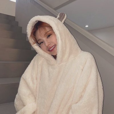 fanacc || she/her || 21 || reveluv • midzy • my • insomnia || crying 24/7 because of my girlies