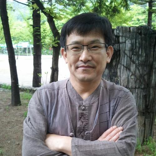 민족문제연구소 연구실장으로 일하고 있습니다. 친일인명사전 편찬한 곳이구요. 노숙인과 함께 하는 인문학 모임인 성프란시스대학에서 역사를 함게 공부하고 있습니다. 필명은 돌이끼 -구르는 돌에는 이끼가 끼지 않는다는데 전 그만 이끼가 끼어버렸네요. 좋게 말해 고색창연....