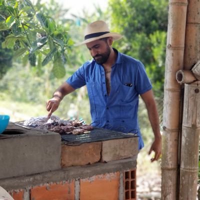 licenciado en Artes , hombre con profundo amor a la vida y la vdd aunque esta última algunas veces nos deje de rodillas.