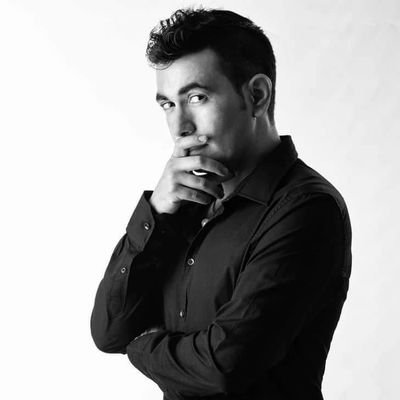 Tanguero ante todo.
Bailo, doy clases y soy DJ de Tango.
📍Italia.
INTIMIDAD TANGUERA En YouTube