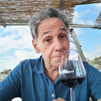Italian wine writer, author of wine blog Vino al vino and Lemillebolleblog, Barolodipendente and bubbles fan. Proudly right-wing