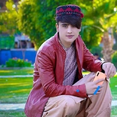 زره له ،،،،،،هرچا،،،،،،
سره وی خو ،،
،،،؛؛؛مینه،،،؛؛؛
په هر ❤ که نه وی؟