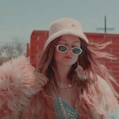 tropicalbruja's profile picture. alien/extraterrestrial