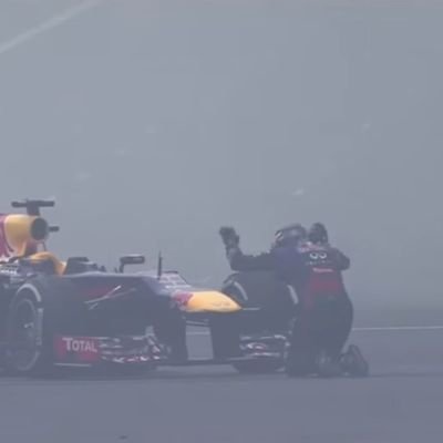 Vettel Hindistanda Aracına Tapıyor 2013 Vettel Budistlerin Önünde Aracına Tapıyor Vettel Hintlileri Kızdırıyor Ve F1