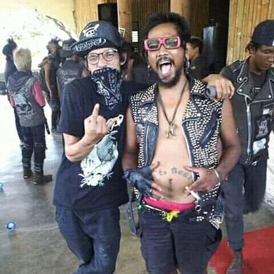 pembuat kerajinan tangan dari apapun yg ditemukan nya di jalan.. piercing maker and more artwork at kolective house..