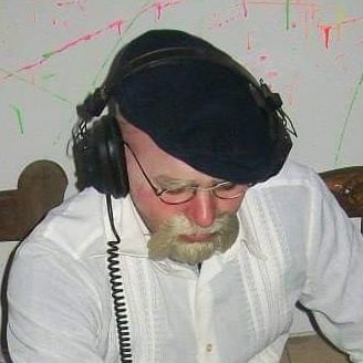 SaborSabroso1's profile picture. Al fondo a la derecha.
Cazador de mitos por la mañana y DJ por las noches.
Liberate y debatí.