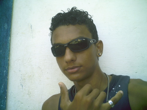Sou um garoto muito alegre, extrovertido e muito facil de pegar amizade.. E adoro #TWITTAR.