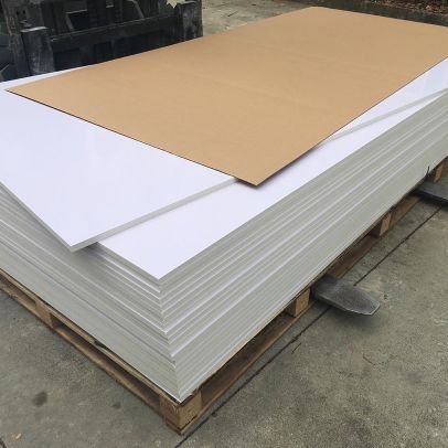 PVC Foam Board bersifat sebagai pengganti, biasanya menggantikan triplek dengan kelebihan utamanya yaitu ANTI RAYAP &, ANTI AIR, bisa dicat, dan mudah dipotong