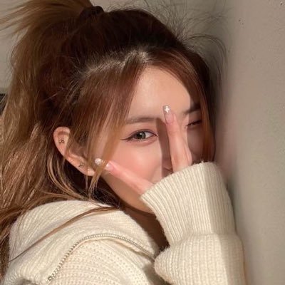 nabivnes's profile picture. #나비: would u sit on the moon with me, we can watch all the pretty stars together