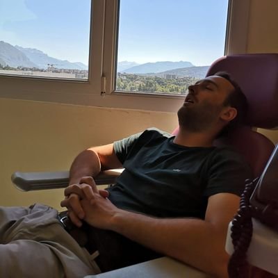 Contrôleur aérien LSGG TWR-APP au travail.
Curieux pour le reste.