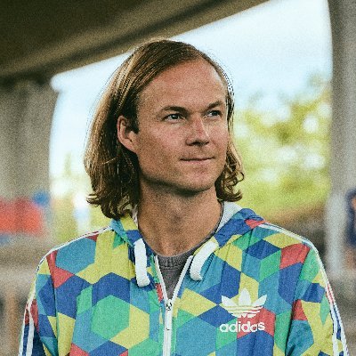 SimonBamberger's profile picture. Meist Verantwortungs-, manchmal auch Wasser-, so gut wie nie Bedenkenträger. 
Kreativer Flaneur. 
Unterhaker.