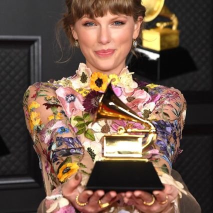 bottleofwine13's profile picture. Brazilian swiftie since 2008 🇧🇷 • never met taylor ❤️