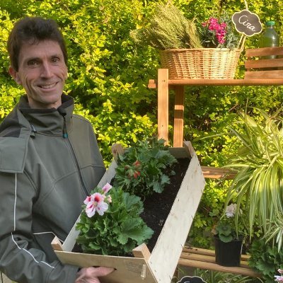 Jardinería integral en la que también realizamos otros servicios como son: Asesoramiento técnico a jardín y agricultura. También realizamos talleres y charlas.