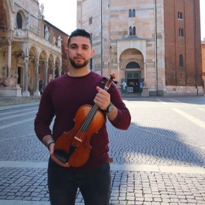I am violin maker صانع الة الكمان والفيولا والتشيللو والكنتروباص