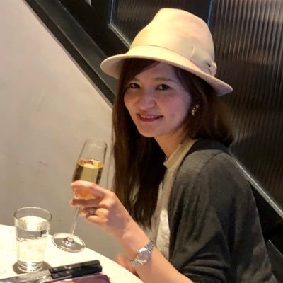 家族&仲間達とロンドンの隅っこで楽しく暮らしてます。🌼🐰 テーブルを彩るアンティーク🍴🫖を扱うお仕事をしています。 趣味は家の改装&お友達とのティータイム。主に🇬🇧と旅先で見つけた美味しいもの、楽しい場所を発信