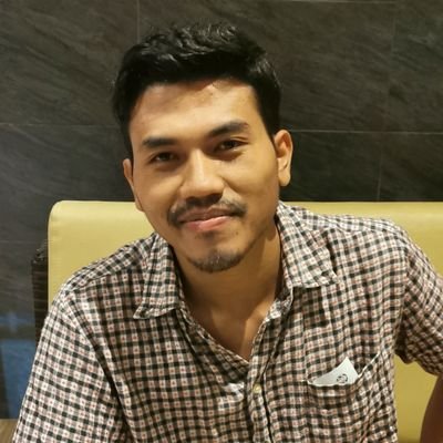 1. Mix blood (emak Melayu, father Malay)
2. Pekerjaan: tukang sapu papan hitam lepas cikgu mengajar