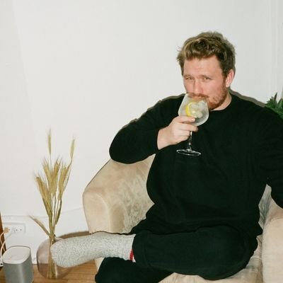 Wannabe humoriste. Wannabe auteur.
Directeur de création associé @taxi_agency