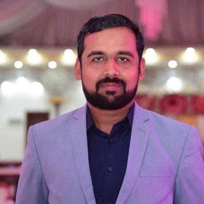 لوگ دیوانے ہیں بناوٹ کے
ہم کہاں جائیں سادگی لے کر