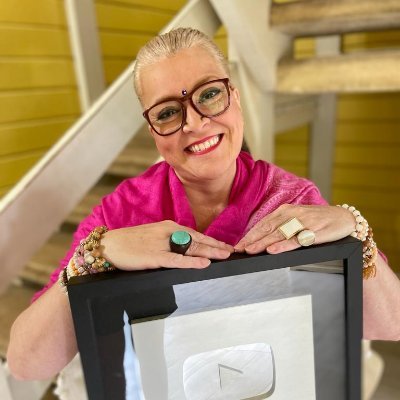 Monica Buonfiglio é editora e escritora, com mais de 50 livros publicados. Foi autora de Best-Sellers e hoje atua como astróloga, professora e palestrante.