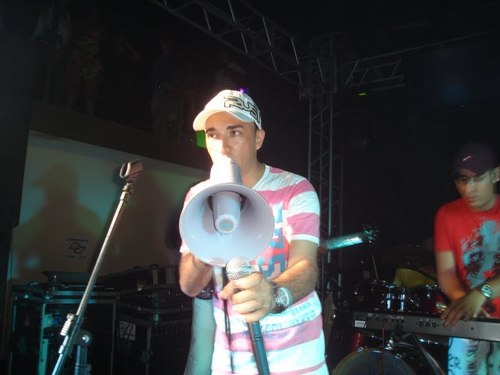 sou uma pessoa bem alegre,extrovertido,,musico e amo minha vida e vivo a mesma intensamente.....
ADORO MINHA BANDA @NOVAONDA!