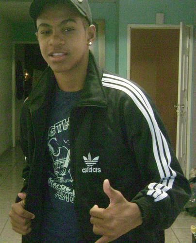 Sou um menino divertido, bom de bola,
Amigo de todos.  Quer saber mais?! só me conhecendo!!!!