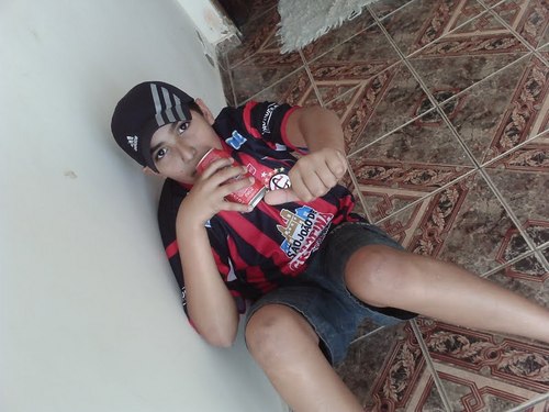 ' Minha Felicidade ninguém pode comprar ;D
Sorrio mesmo quando o mundo pode desabar !.
Ou ate mesmo quando naum é o meu dia !