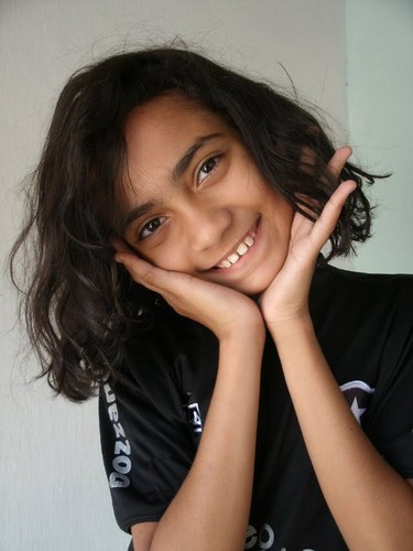Sou bonita,inteligente,alegre,estudiosa e etc meu cantor preferido é JB,minha materia preferida é inglês,minha cor preferida é roxo,amo minha familia de++++.
