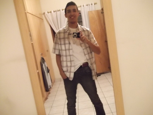 Catalão, amante de esportes, mulher, musicas, humor. Esforçado e de resto só defeito :/
