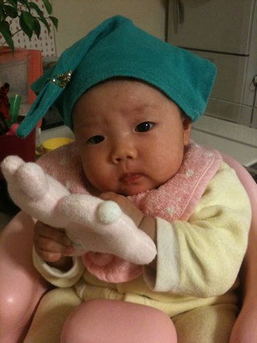 Ori Hika Tmy1113 ほんとに搾乳機欲しいかも これはね わたしが赤ちゃんの頃に被ってた 母手作りの帽子なの 笑 むすめちゃん わたしの赤ちゃん時代よりだいぶ頭小さいからブカブカなんだけどね 笑