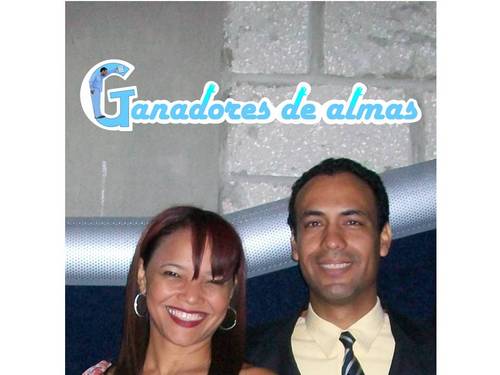 Padre de 2 Príncipes y 1 princesa, Esposo de una Reina, hijo que sirve a su Padre celestial,enseña en la Iglesia y fundador del ministerio Ganadores de Almas