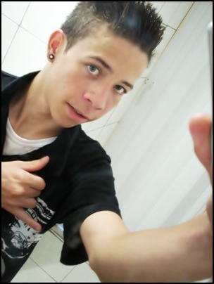 Sou aquele Garoto que Vai em uma Balada e Dança se solta,e Quando as pessoas Veem Falam,Han oque é isso kkkkkk
Quem ve pensa!
quem sabe conheçe :)