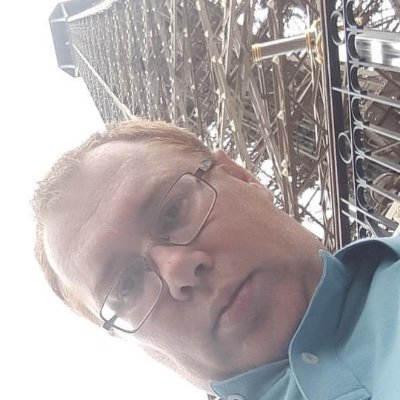 VKalachnikov's profile picture. Je suis né et je me suis marié à Perm, en Russie.