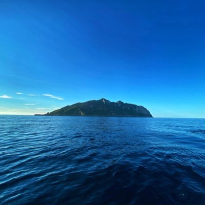 「神宿る島」宗像・沖ノ島と関連遺産群は、九州本土から60km離れた沖ノ島と、大島、九州本土に広がる遺産群です。平成29年ユネスコ世界遺産に登録されました。