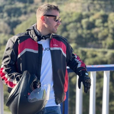 Vivir a la deriva Sentir que todo marcha bien… Volar siempre hacia arriba, Y pensar que no puedo perder…