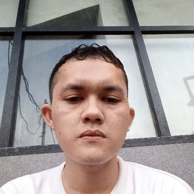 kuli,ditempat org bagaikan bukan siapa2 jangankan rumah gedung pun aku tak punya!