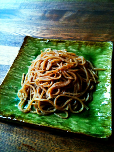 岐阜県関市洞戸にあるお蕎麦屋さん。 石臼・手挽きそば粉による手打ちにこだわっています。水は地元の名水『高賀の森水』『吾妻清水』を使用。 どうぞ、冷たいざる蕎麦を。 夏には土日限定で板取川「天然アユ」の塩焼きをご提供しております。 休業 木曜日 第1第3金曜日(11月まで）