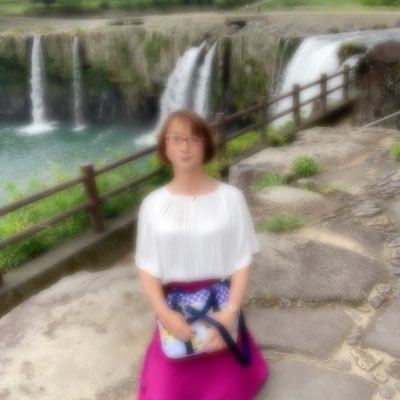 読書とお料理とお散歩好き。読んだ本について、ネタバレにならないよう、まず140字であらすじをツイートし、それに続くリプで感想をツイートします。素敵な本と読書好きな皆さんに出会いたいな。よろしくお願いします。