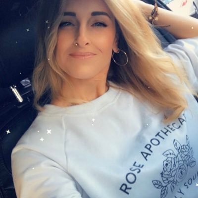 chrislmcclain's profile picture. Here for everything Schitts and DL 💕✨