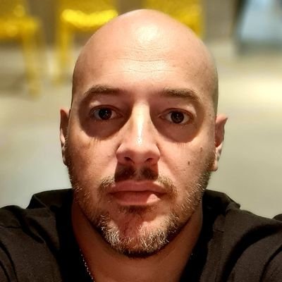 Cristão, marido, pai, carioca, engenheiro e empreendedor.