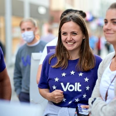 💃Stellv. Bundesvorsitzende für Mitmach-Politik @voltdeutschland 
🌱Nachhaltigkeit 👩🏽‍💻Digitales 💜Politik für ALLE!
Sei dabei, Zukunft 🇪🇺 Made in Europe!