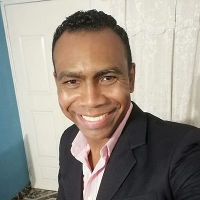 Padre y abuelo orgulloso.
Soy INDEPENDIENTE con libre pensamiento y expresión.
Administrador de Empresas.
Aunque comencé con poco terminaré con mucho