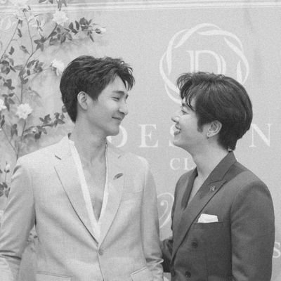 #นิทานพันดาว • #แปลรักฉันด้วยใจเธอ
• 𝙈𝙀𝙒𝙂𝙐𝙇𝙁 • EarthMixx • BKPP ||
Ke yi ma? Ke yi.
