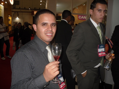 Atualmente trabalha no varejo,GPA , Experiente em vinhos, e um bom apreciador, Atualmente residente em GUARUJÁ