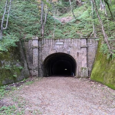 ss87876644's profile picture. どうも、ssオブローダーです。
廃線、廃道マニア

使われなくなった道路、トンネル、橋梁の写真を撮ること