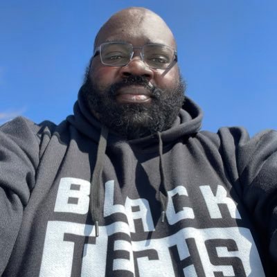 Celebrity Software Engineer | UI Architect | BBQ Expert | 👨🏿‍💻Tech Lead | Owner, Producer, & Host of @TechRoyaltyPOD ✝️ 🇳🇬🇺🇲 #TRPOD