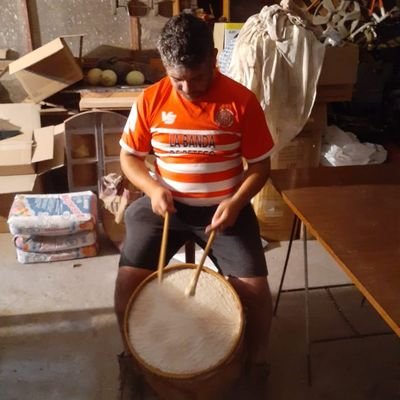 que soy un chico re divertido me gusta mucho escuchar a trula y me encanta tomar fernet con coca y muy necesitado de amor !! mujeres a mi !!!!