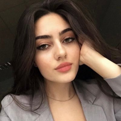 قد ابدو بكل تلك الصلابة ولكنني من الداخل هشة محشوة بشكولاتة البندق اللذيذة🍫😌🍃