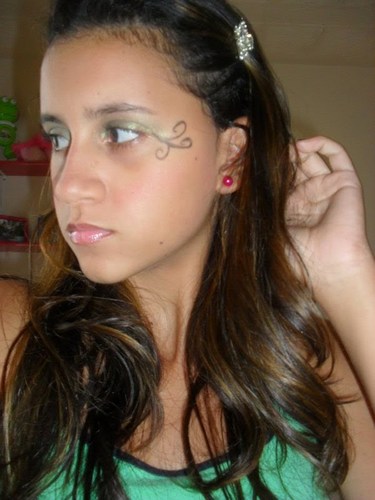 * Sou estudante, Ariana,loucamente apaixonada por teatro ( eu ADORO ), Carioca, Flamenguista de coraçãoo , gosto de ir no cinema, e assistir jogo de futebol .*)