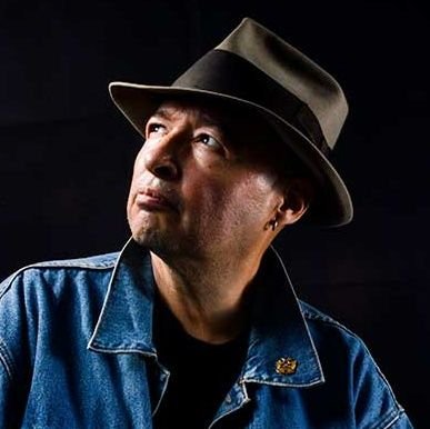 Gurú de la inexacta pseudociencia del Marketing Digital, Diseñador prófugo, Ciclista de Hamaca, Liberal y ocasionalmente guitarrero de blues y Rock.